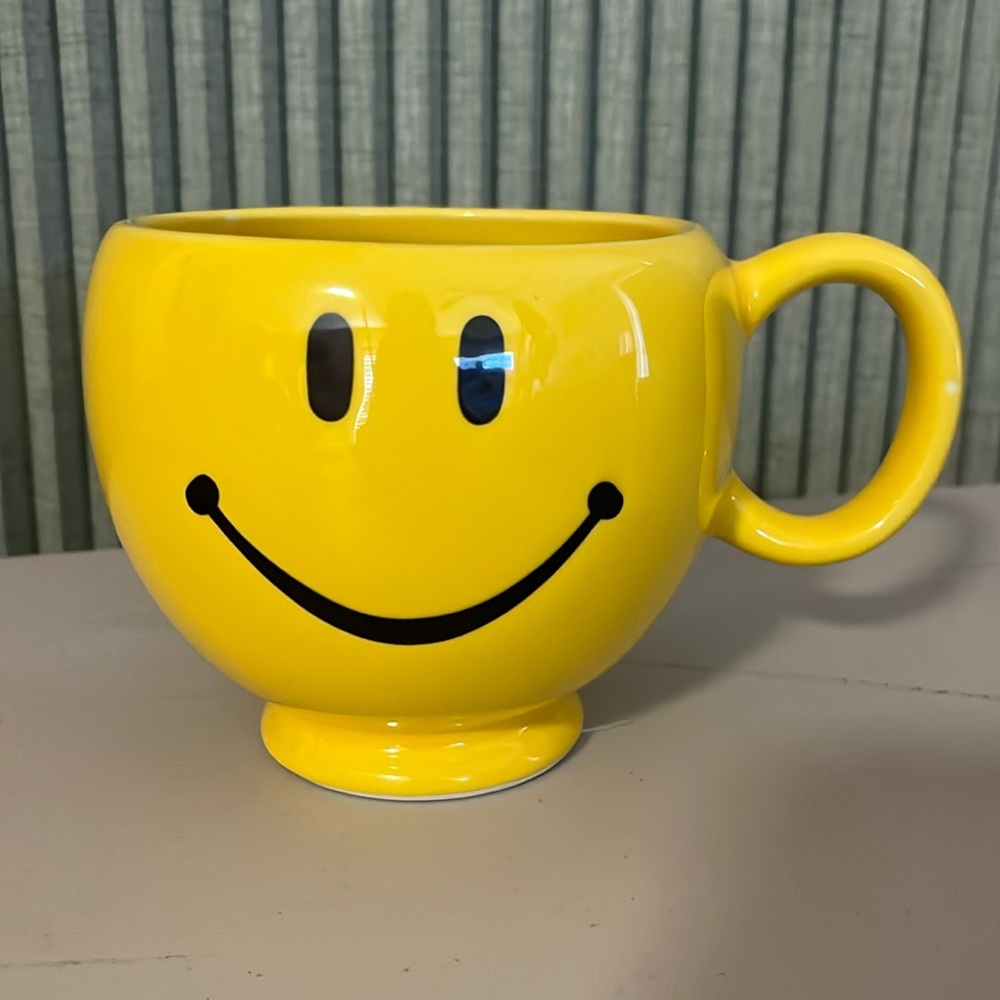 VINTAGE 1980 YELLOW SMILEY FACE TELEFLORA MUG PLANTER APPROX 4” TALL 4” DIAMEY